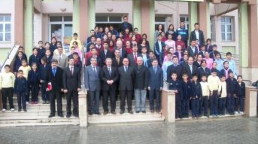 Başarılı &ouml;ğrenciler &ouml;d&uuml;llendirildi