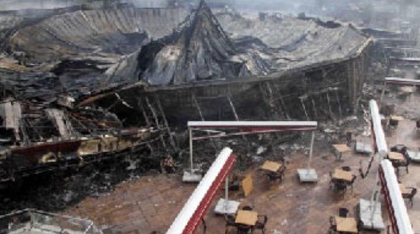 Alışveriş merkezi yandı, 700 kişi işsiz kaldı