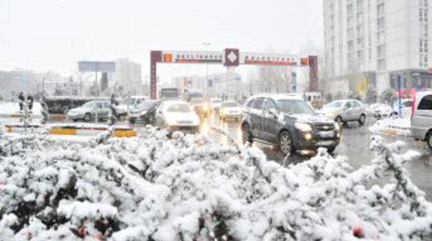 'Kar' İstanbul'un y&uuml;ksek yerlerinde etkisini g&ouml;steriyor