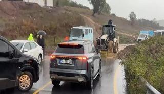Şile'de iki b&ouml;lgede toprak kaydı; yol trafiğe kapandı