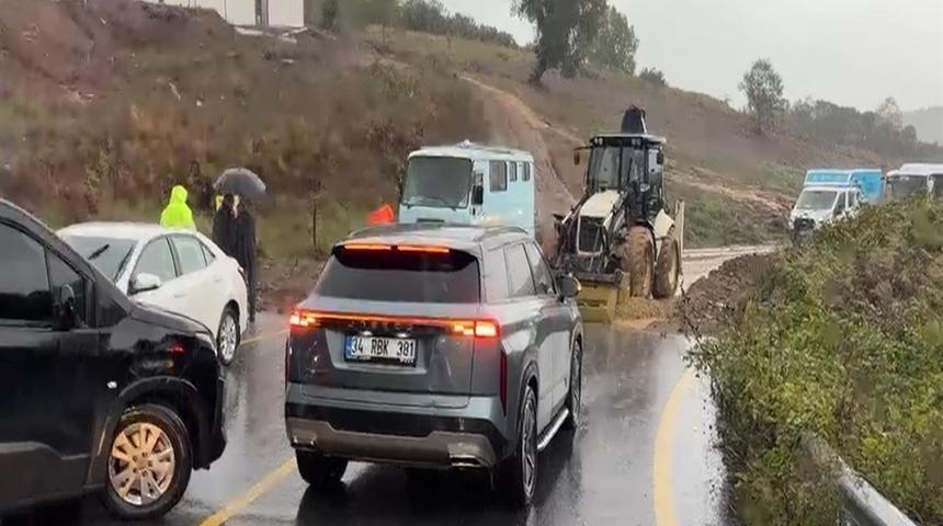 Şile'de iki b&ouml;lgede toprak kaydı; yol trafiğe kapandı