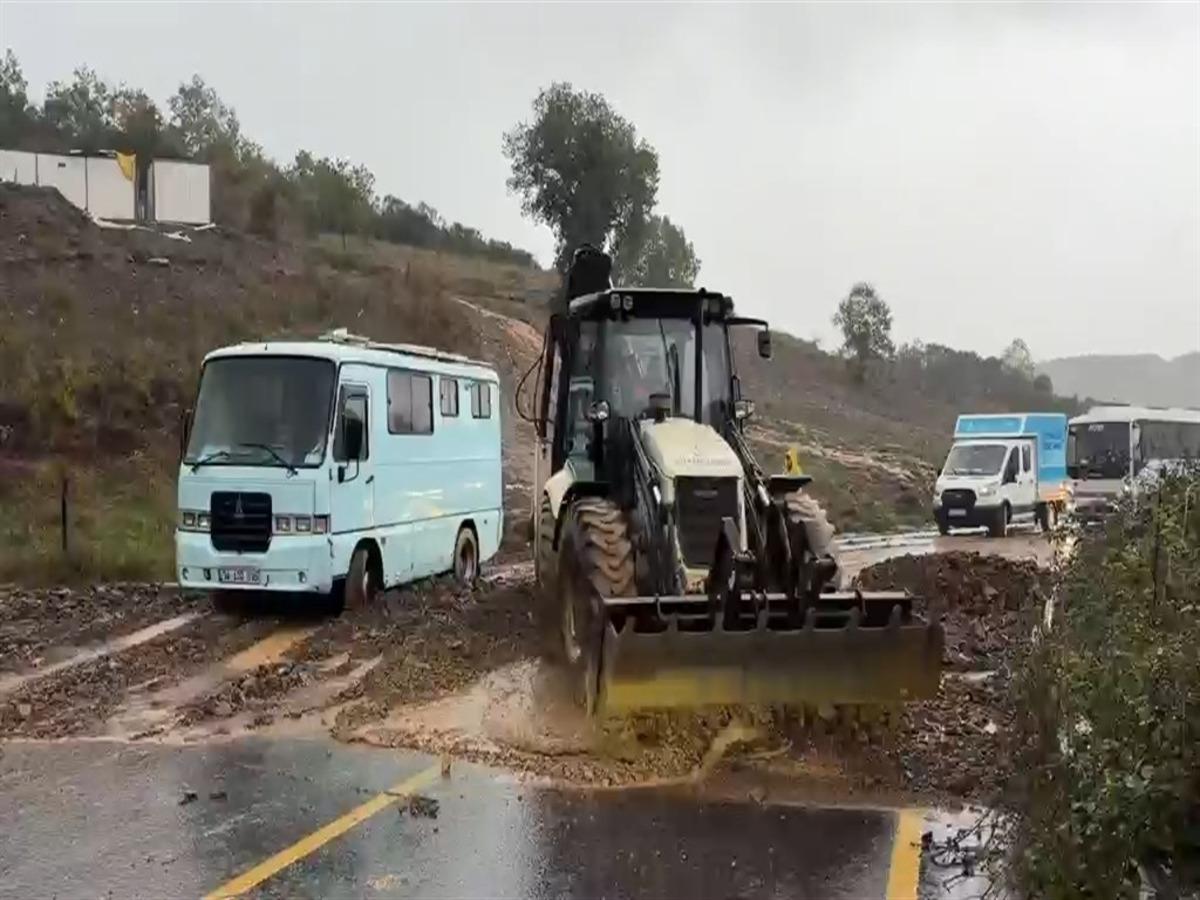 Şile de iki b&ouml;lgede toprak kaydı; yol trafiğe kapandı 1