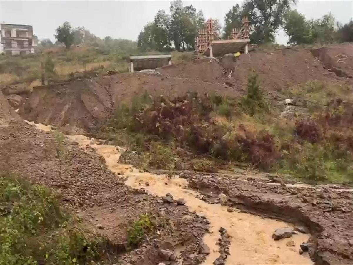 Şile de iki b&ouml;lgede toprak kaydı; yol trafiğe kapandı 2