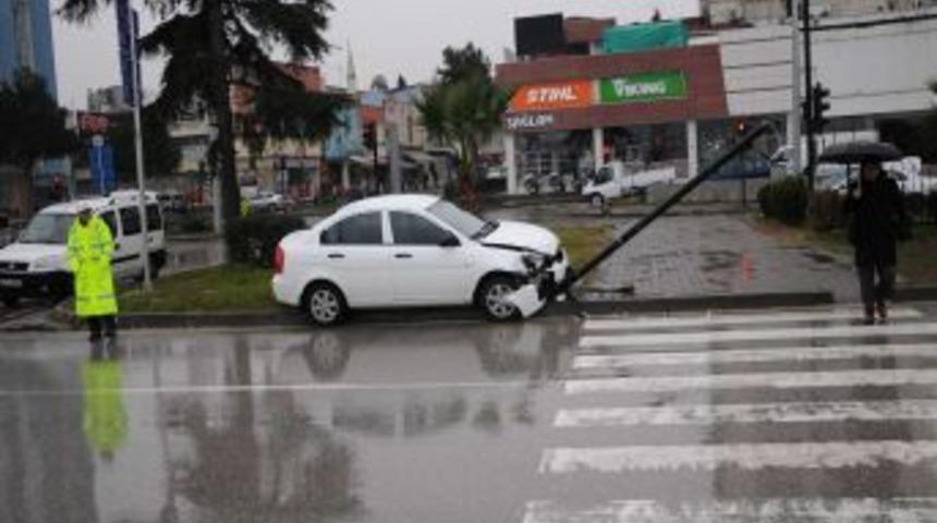 Savrulan otomobili trafik direği durdurdu