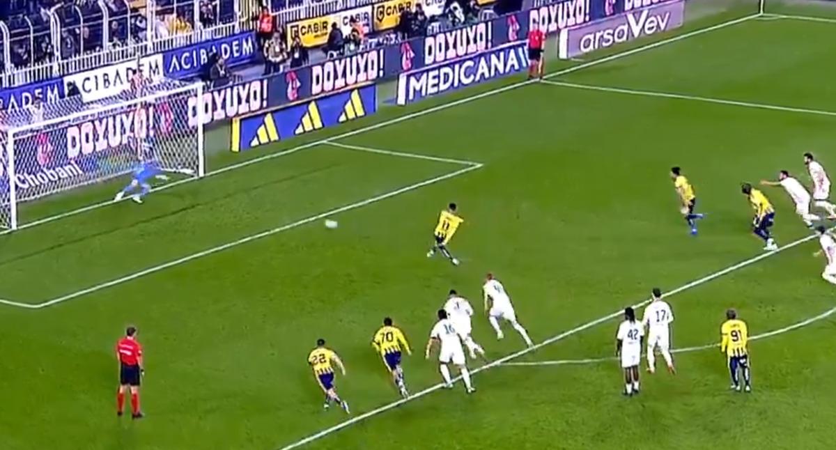 Kadıköy de neler oldu neler! Fenerbahçe Alanyaspor maçında penaltı kaçtı, İrfan Can Kahveci tamamladı gol geçersiz sayıldı 2