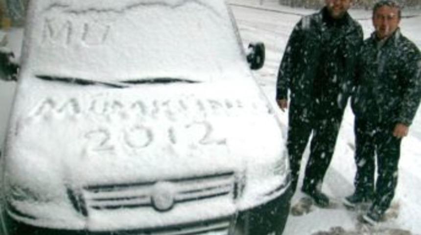 M&uuml;mk&uuml;nl&uuml; beyaza b&uuml;r&uuml;nd&uuml;