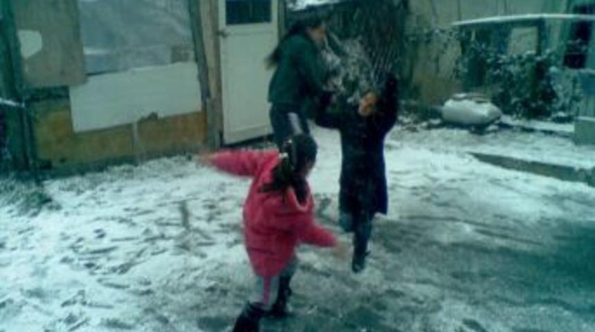 Kar, &ccedil;ocukların y&uuml;z&uuml;n&uuml; g&uuml;ld&uuml;rd&uuml;