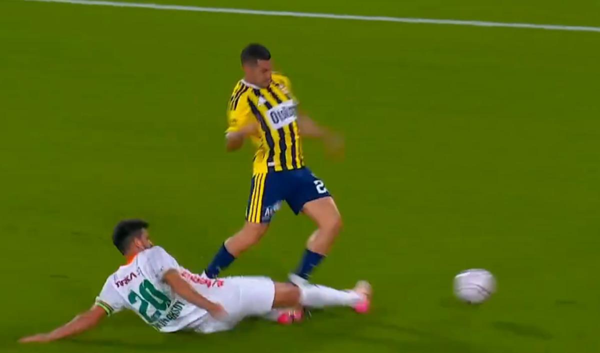 Kadıköy de neler oldu neler! Fenerbahçe Alanyaspor maçında penaltı kaçtı, İrfan Can Kahveci tamamladı gol geçersiz sayıldı 5