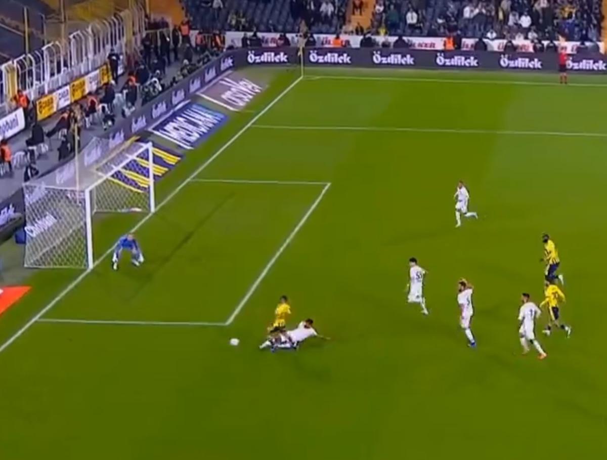 Kadıköy de neler oldu neler! Fenerbahçe Alanyaspor maçında penaltı kaçtı, İrfan Can Kahveci tamamladı gol geçersiz sayıldı 6