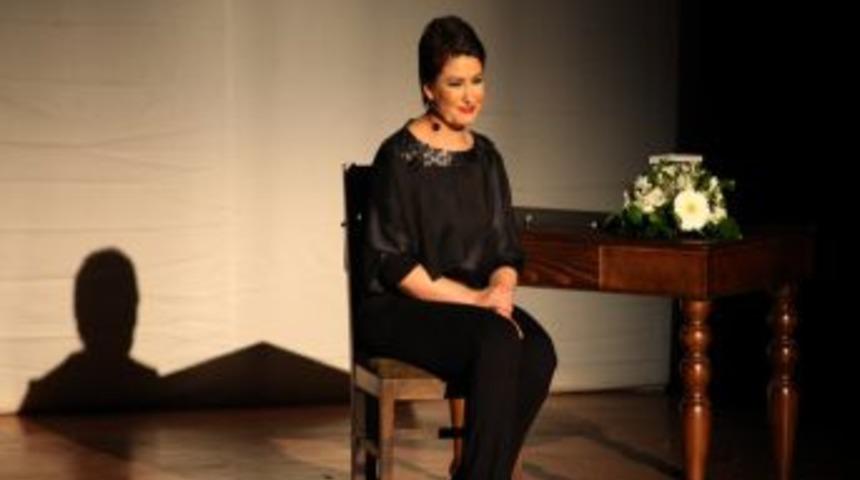 İclal Aydın, Gaziantep&rsquo;te &lsquo;Emanet&ccedil;i&rsquo;yi sahneledi