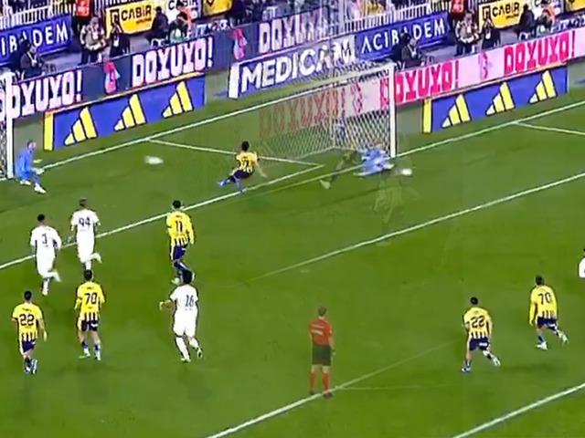 Kadık&ouml;y'de neler oldu neler! Fenerbah&ccedil;e Alanyaspor ma&ccedil;ında penaltı ka&ccedil;tı, İrfan Can Kahveci tamamladı gol ge&ccedil;ersiz sayıldı