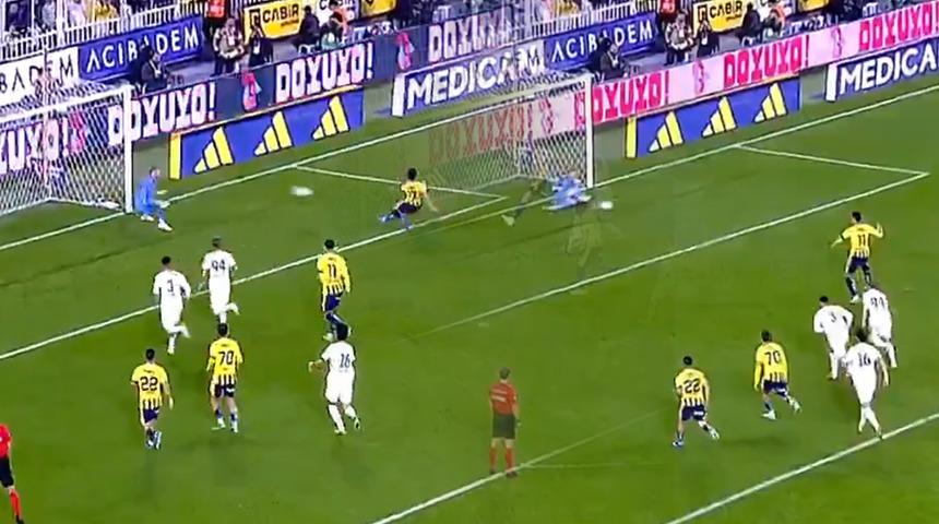 Kadık&ouml;y'de neler oldu neler! Fenerbah&ccedil;e Alanyaspor ma&ccedil;ında penaltı ka&ccedil;tı, İrfan Can Kahveci tamamladı gol ge&ccedil;ersiz sayıldı