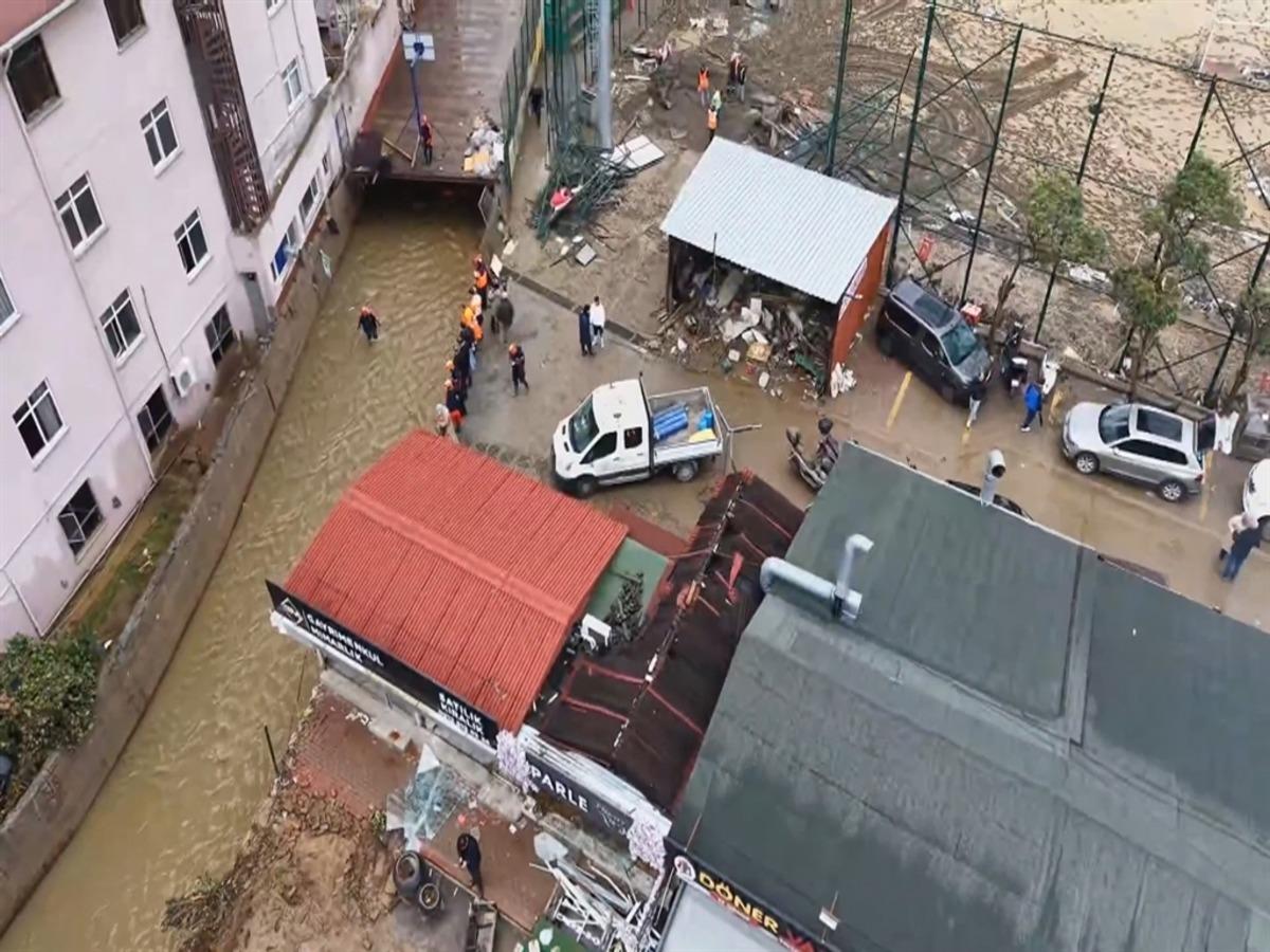 Ayazağa&rsquo;da dere yatağındaki riskli yapılarda yıkım başladı 1