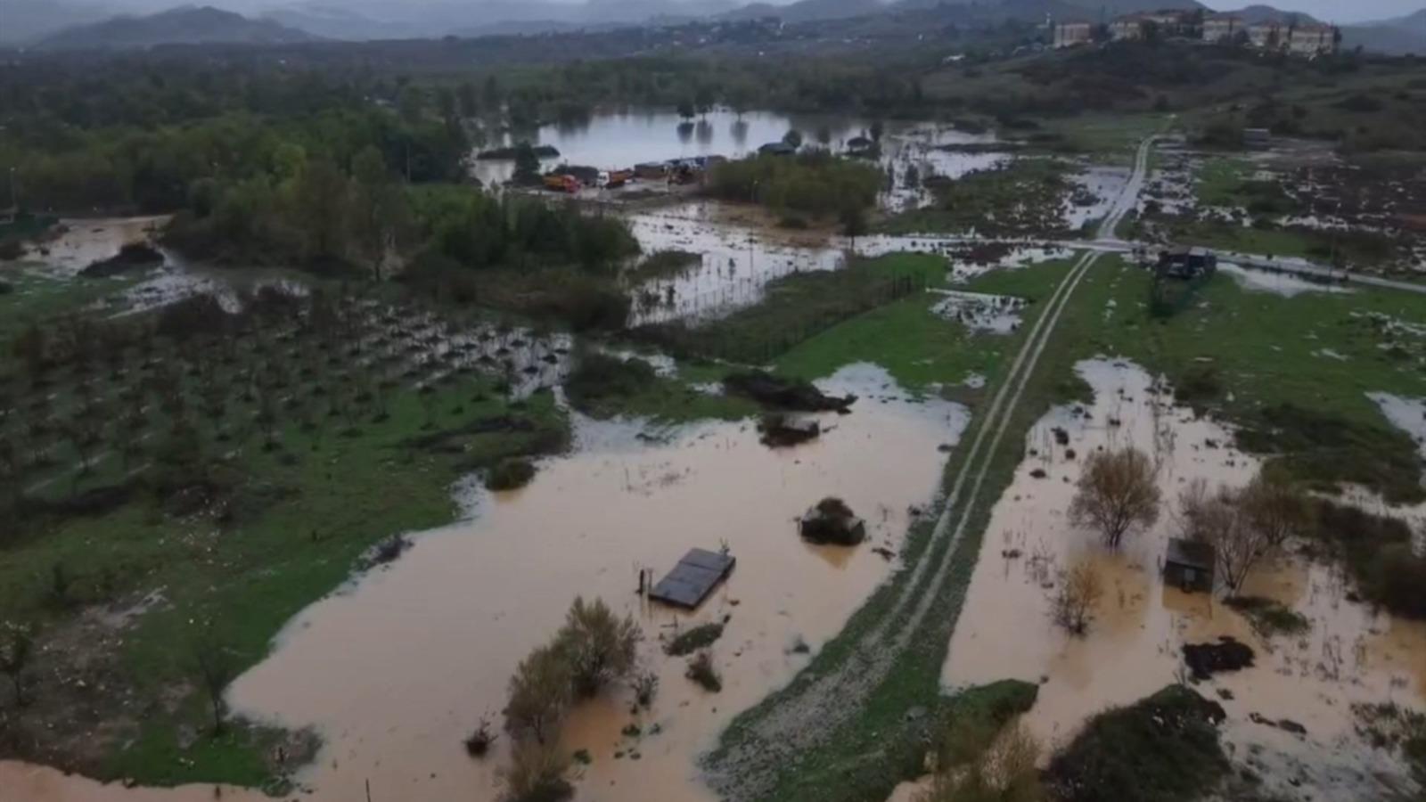 Ağva'da dere taştı; yollar, tarım arazileri ve evler su içinde kaldı