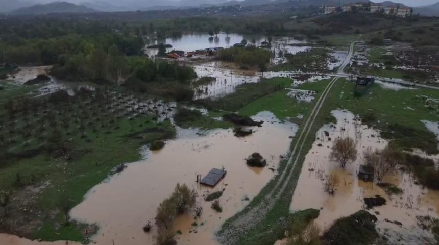 Ağva'da dere taştı; yollar, tarım arazileri ve evler su i&ccedil;inde kaldı
