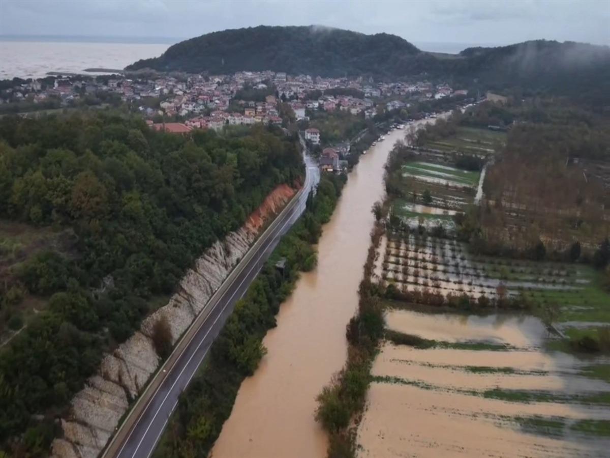 Ağva da dere taştı; yollar, tarım arazileri ve evler su i&ccedil;inde kaldı 2