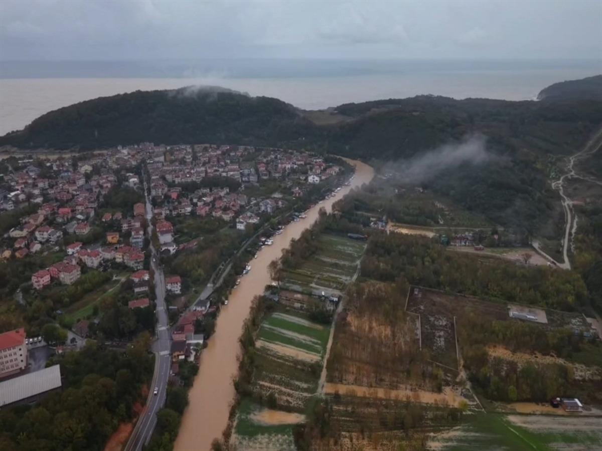 Ağva da dere taştı; yollar, tarım arazileri ve evler su i&ccedil;inde kaldı 4