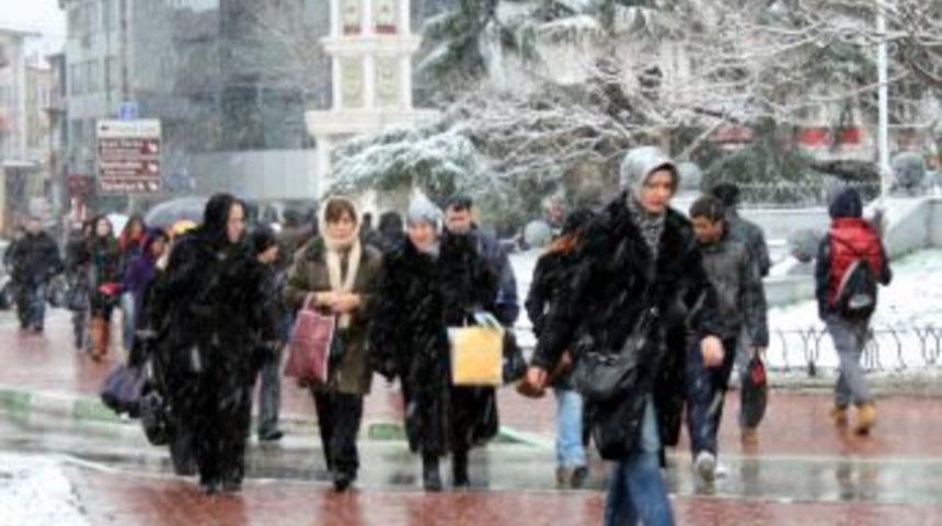 Bursa'ya lapa lapa kar yağıyor