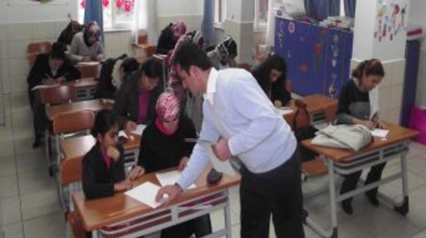 Bu okulda veliler de sınava giriyor