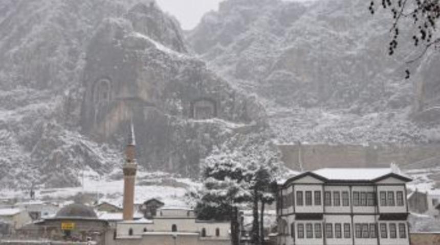 Amasya&rsquo;da kar her tarafı beyaza b&uuml;r&uuml;d&uuml;