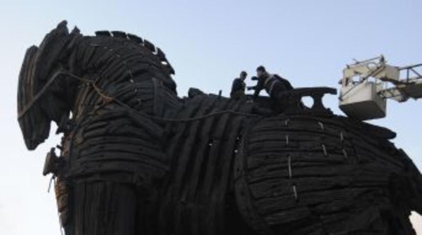 Yol parası bulamayınca Truva Atı'nın &uuml;zerine &ccedil;ıktı