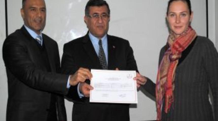 T&uuml;rk&ccedil;e kursunu başarıyla tamamlayan 23 yerleşik yabancı, sertifika aldı