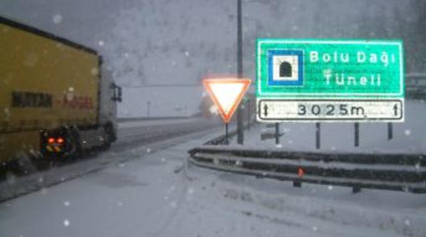 Bolu Dağı'nda kar yağışı etkili oluyor