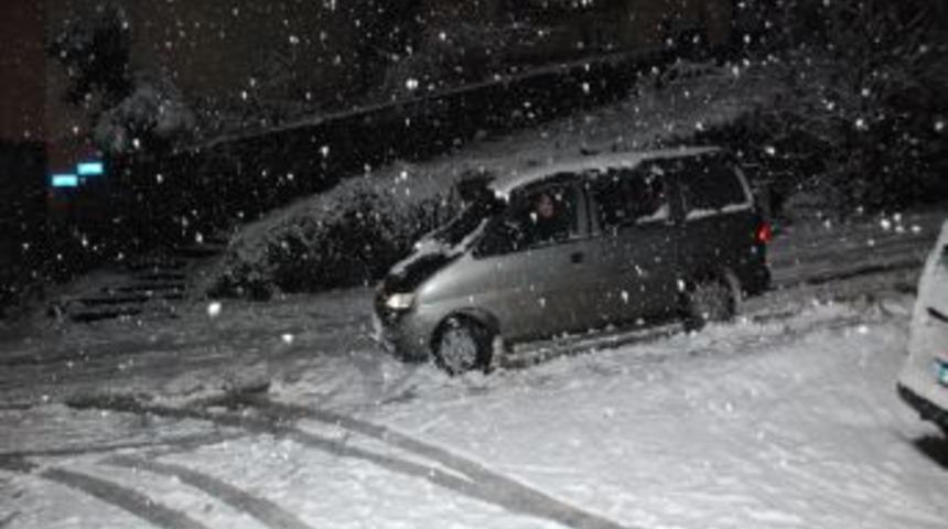 Yolda kalan otob&uuml;s yolcuları sinir krizi ge&ccedil;irdi