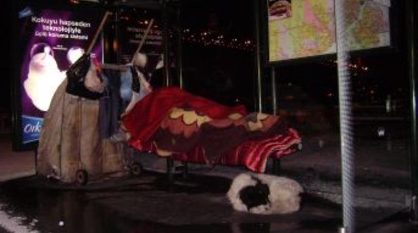 Evsizler kar ve soğuktan korunmak için otobüs duraklarına sığındı