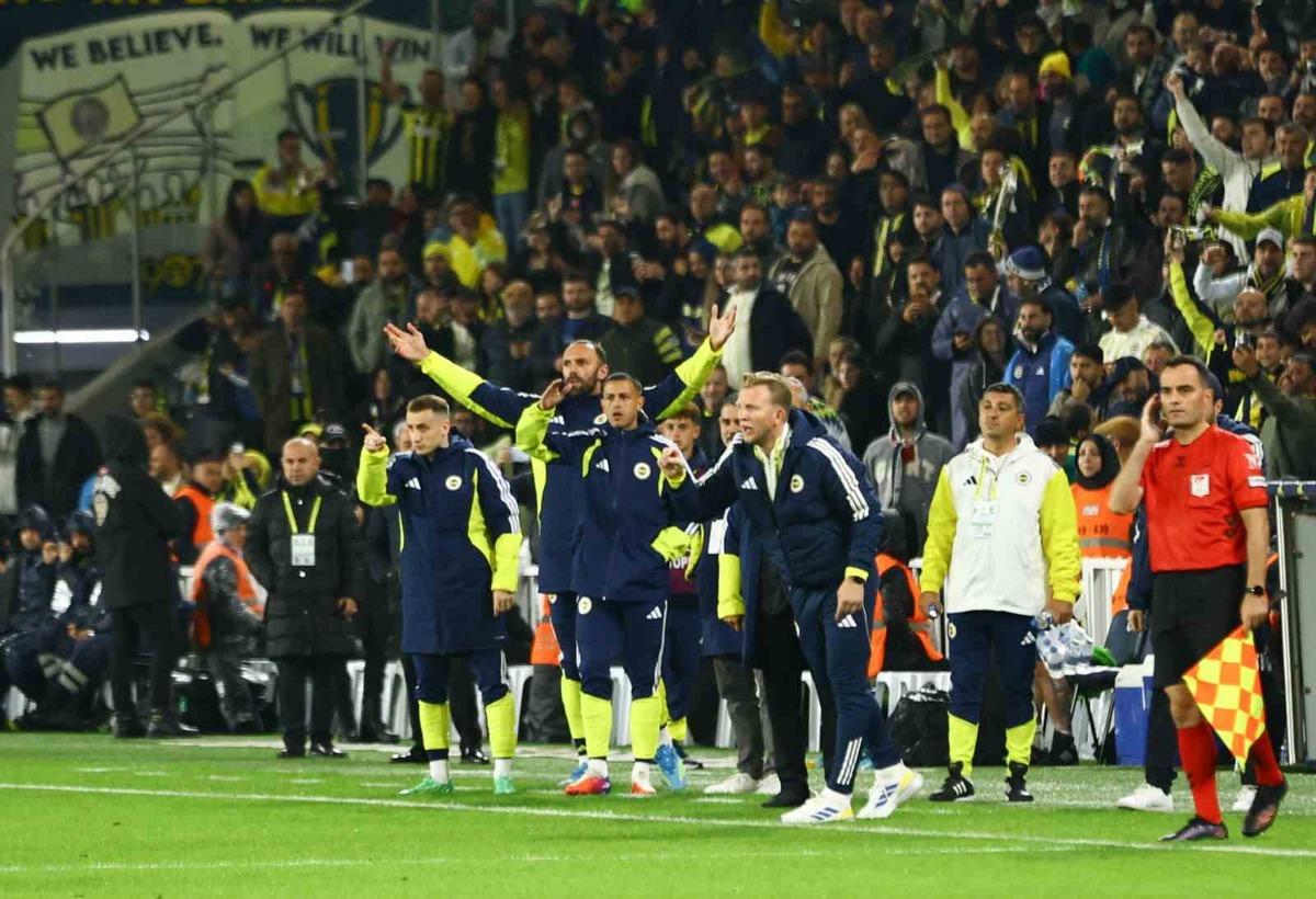 Kadıköy de derbi ateşi yandı! Fenerbahçe taraftarından Galatasaray derbisi öncesi olay tezahürat 1
