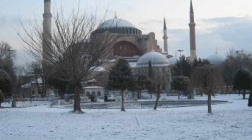 Kar İstanbul'un g&uuml;zelliğine g&uuml;zellik kattı