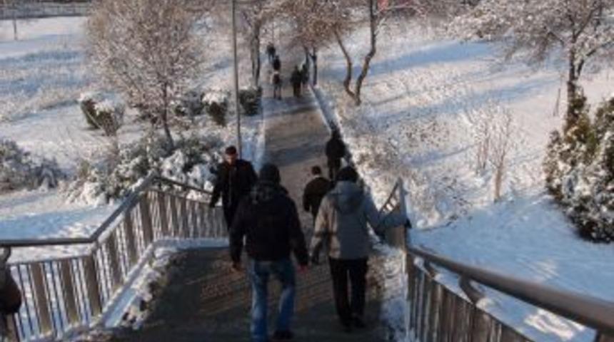 İstanbul'da kar en &ccedil;ok yayaları etkiledi