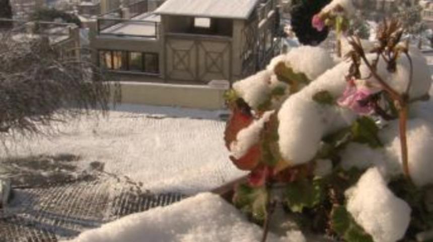 Esnaf kar temizliğine başladı