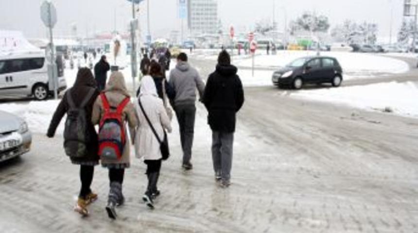 Bursa&rsquo;da kar kalınlığı 14 santimetreye ulaştı