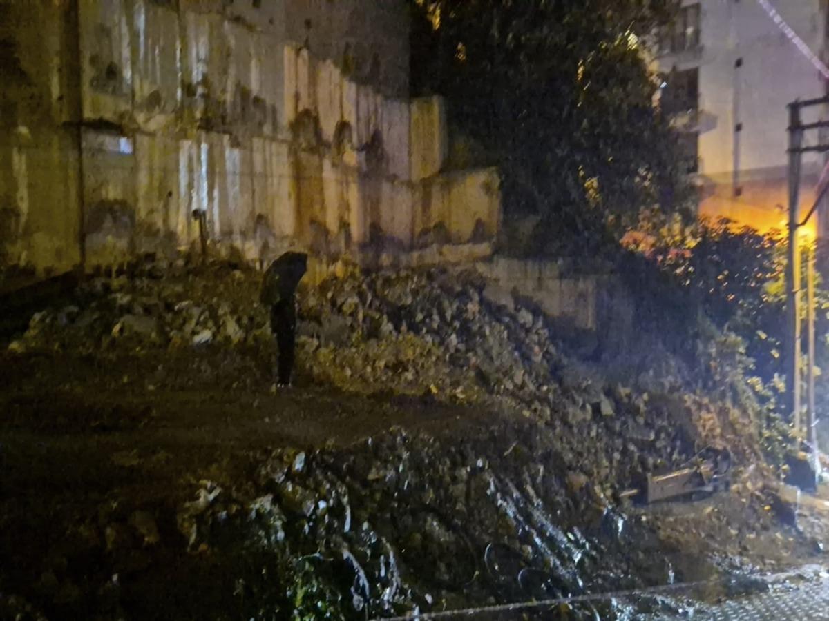 Zonguldak ta yağış nedeniyle evin duvarı çöktü 1