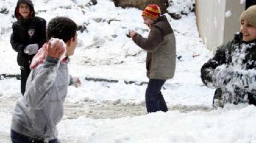 Kar &ccedil;ocuklara eğlence, b&uuml;y&uuml;klere &ccedil;ile oldu