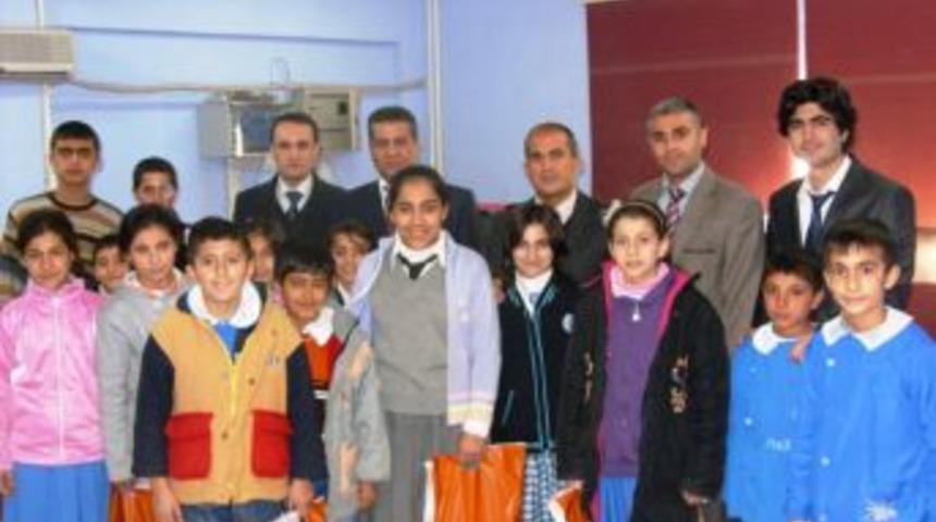 LCW'den Mazıdağı'nda &ouml;ğrencilere giyim yardımı