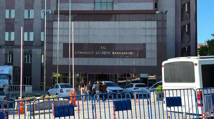 Etimesgut Belediyesine y&ouml;nelik "yolsuzluk" soruşturmasında 7 ş&uuml;pheli tutuklandı