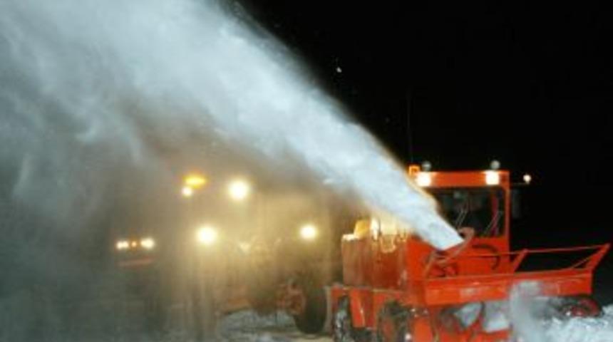 Kayseri&rsquo;de karla m&uuml;cadele ekipleri gecede &ccedil;alıştı