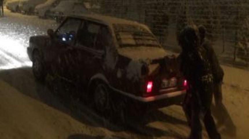 Yolda kalan ara&ccedil;lar &ccedil;ocukların eğlencesi oldu