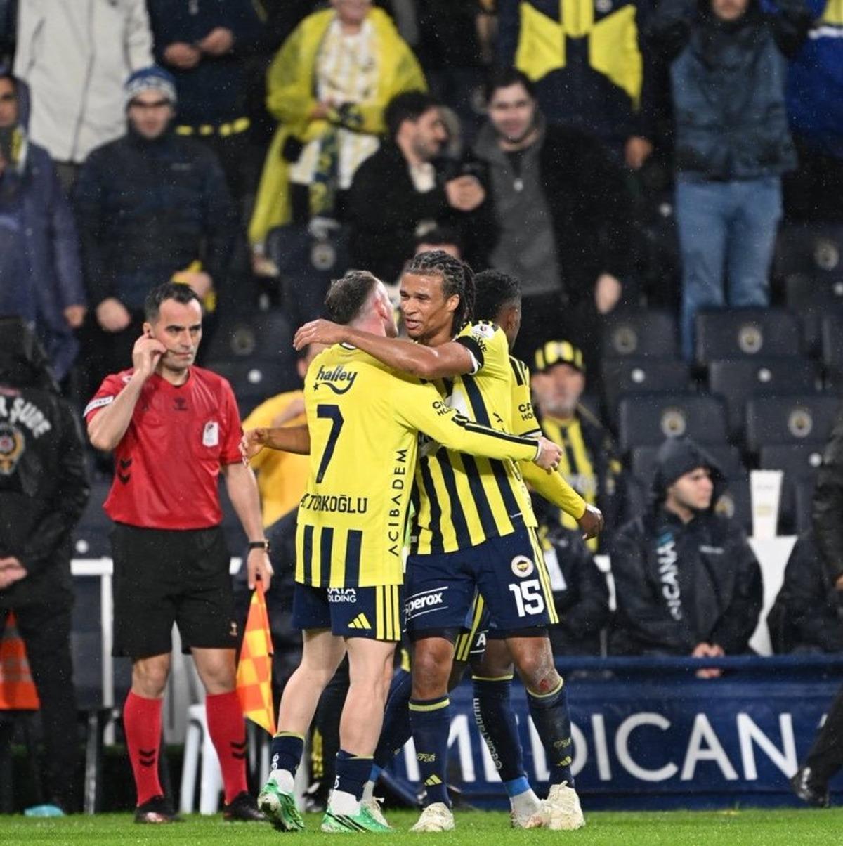 Kadıköy de derbi ateşi yandı! Fenerbahçe taraftarından Galatasaray derbisi öncesi olay tezahürat 3