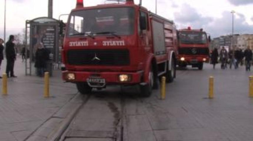 Yılın ilk günü demir bariyere çarpan itfaiye, bu kez tramvay yolunu kullandı