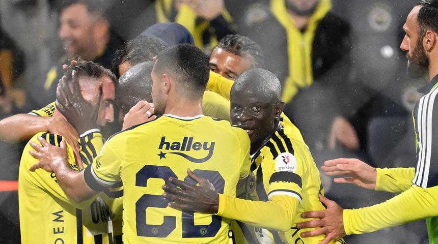 Kadık&ouml;y'de derbi ateşi yandı! Fenerbah&ccedil;e taraftarından Galatasaray derbisi &ouml;ncesi olay tezah&uuml;rat