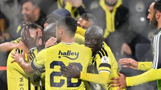 Kadıköy'de derbi ateşi yandı! Fenerbahçe taraftarından Galatasaray derbisi öncesi olay tezahürat