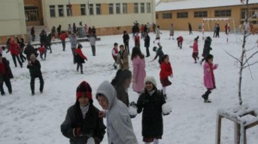 Erzincan'da kar yağışı etkili oluyor