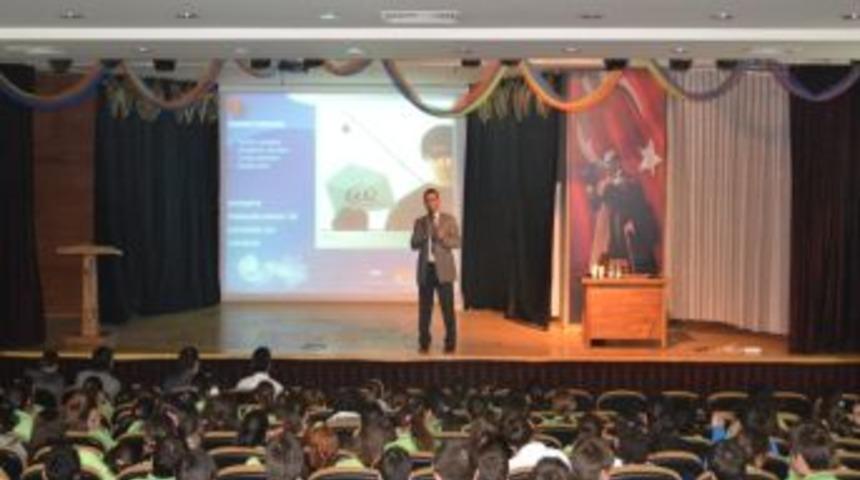 &Ouml;zel Feza, &ouml;ğrencilerini g&uuml;venli internet hakkında bilgilendirdi