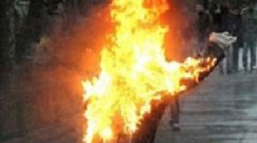 Kendisini ateşe verip 4'üncü kattan atladı