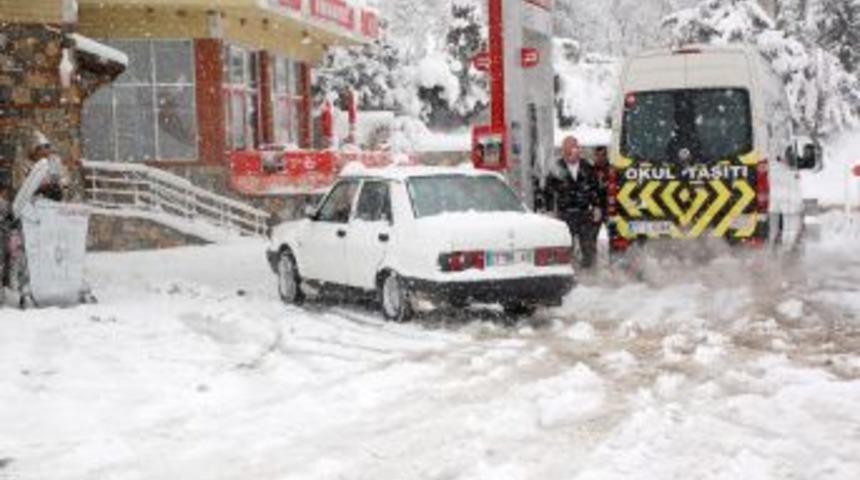 Yalova&rsquo;da kar yağışı etkili oluyor