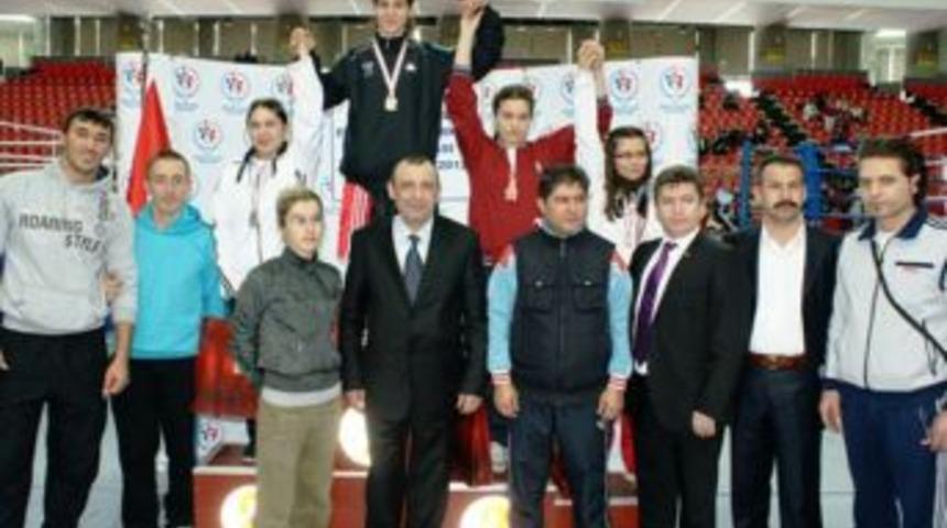 İki ay &ouml;nce boksa başlayan Sema, milli takıma se&ccedil;ildi