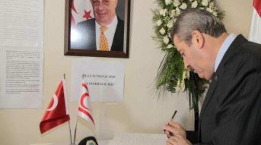 İzmir'de merhum Denktaş anısına taziye defteri a&ccedil;ıldı